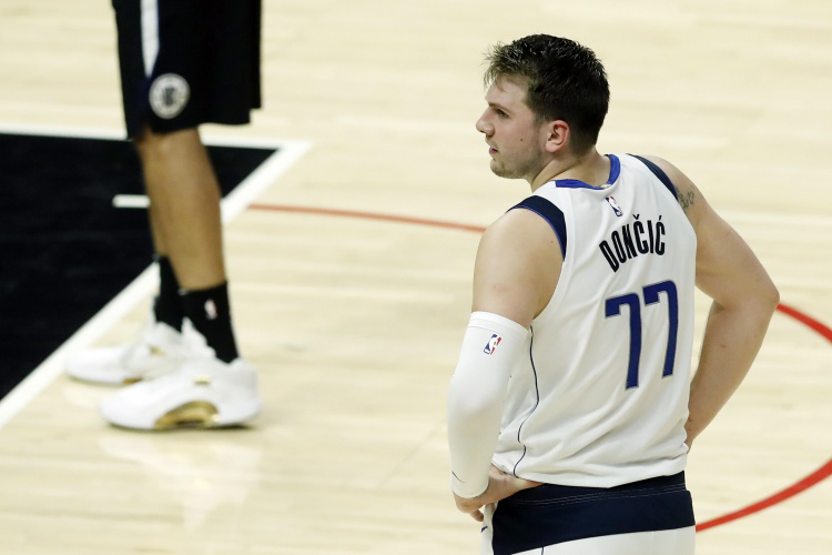 爱游戏体育app下载 -包含里程碑夜勒沃库森遗憾出局，英超赛前刷纪录，赛场秩序良好，年轻球员得到机会的词条